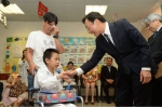  六一儿童节谭俊荣司长探访住院儿童  - 新闻局