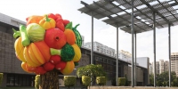 艺文荟澳巨型“水果树” 进驻文化中心艺术广场 - 文化局